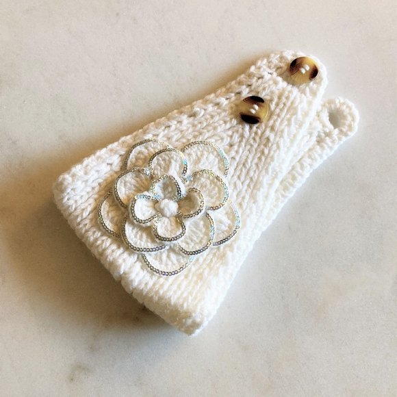White knit headband / ear warmer, adjustable button closure, flower (hand made) - Picture 1 of 8